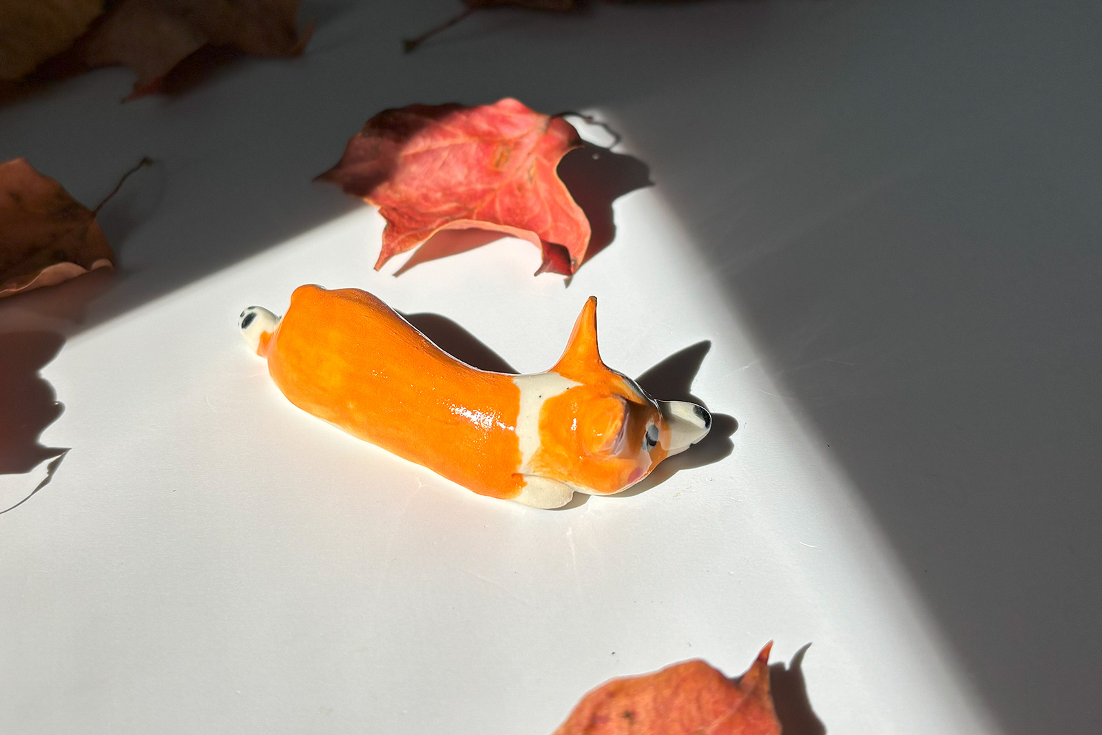 Alternative view of Figurine - Splooted Corgi