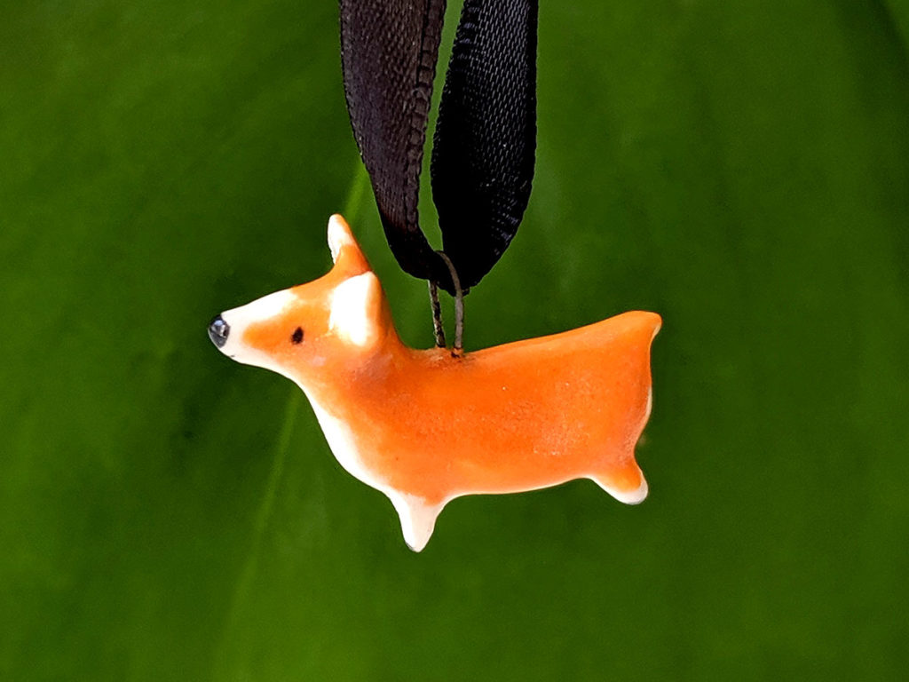 pendentif corgi porcelaine