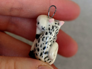 pendentif lapin oppossum porcelaine