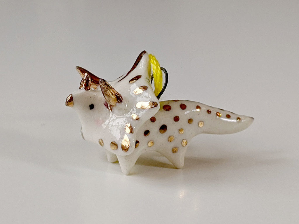 pendentif triceratops or porcelaine