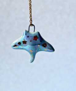 pendentif raie céramique nacrée