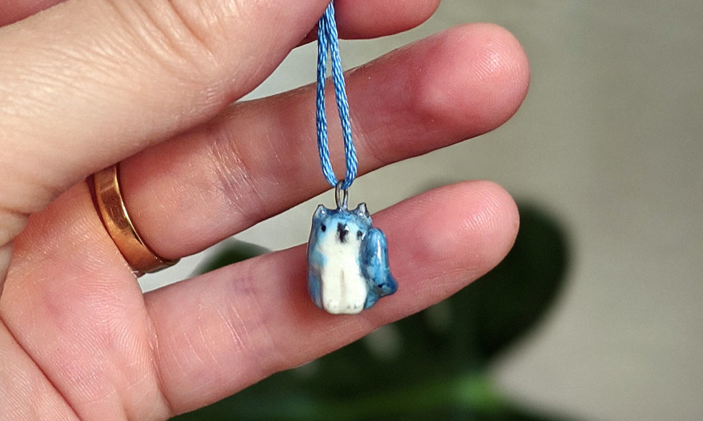 pendentif chat bleu nacré