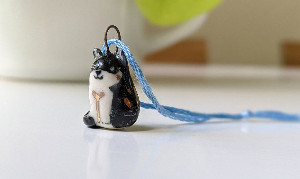 pendentif chat porcelaine et or