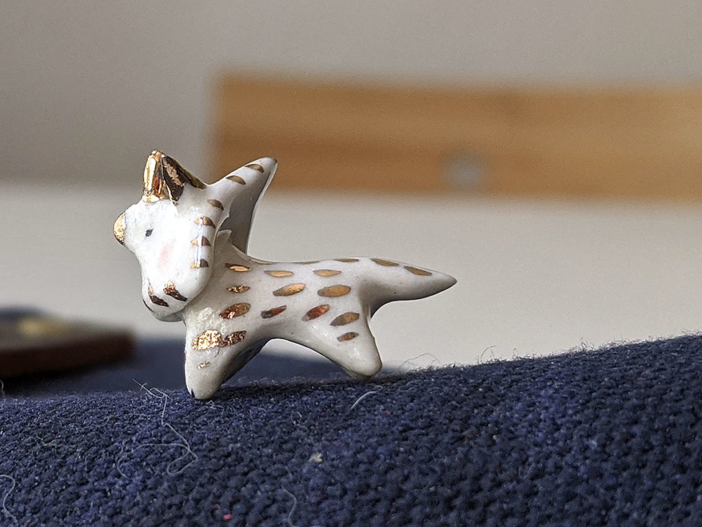 amulette triceratops porcelaine