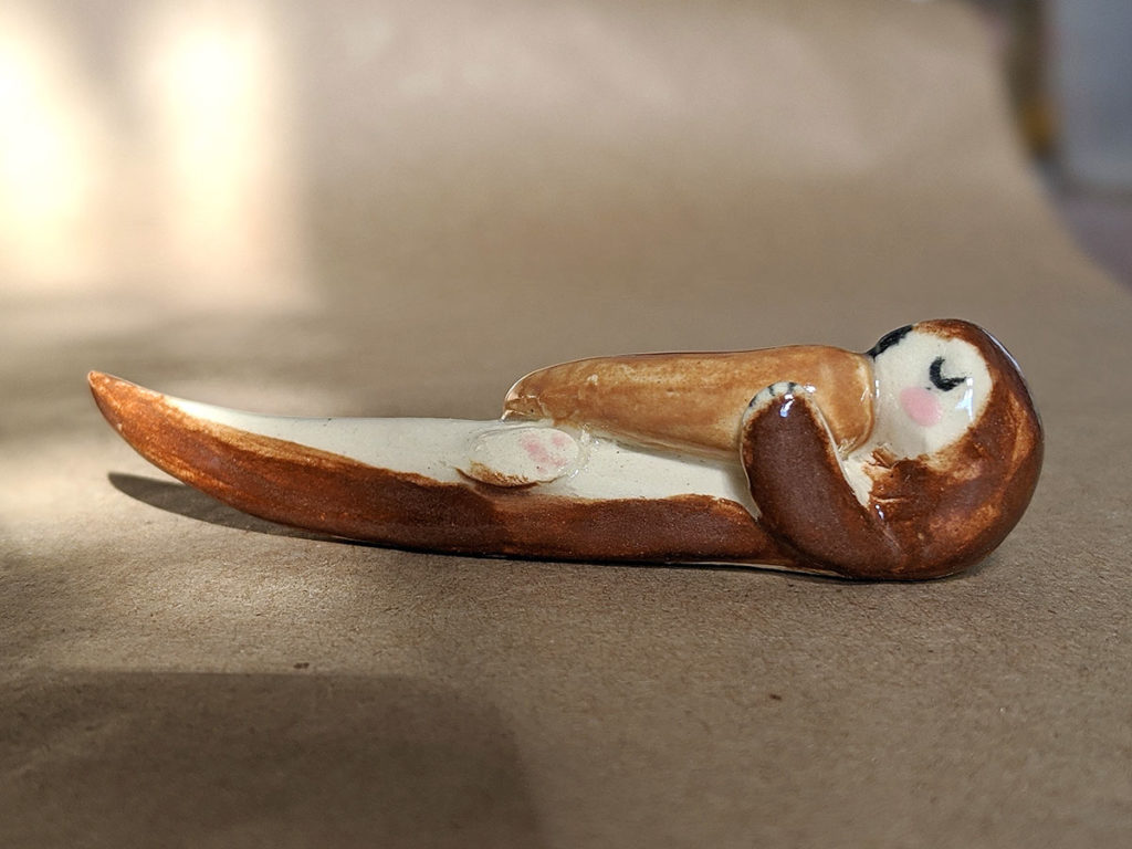 loutre porcelaine repose plume