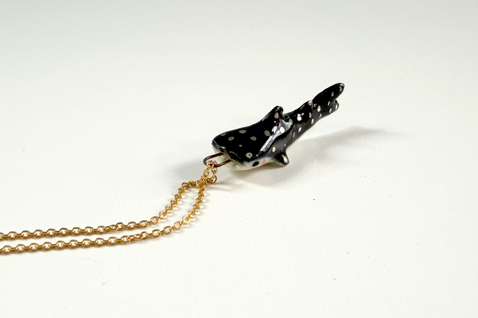 Alternative view of Pendentif - Requin Baleine