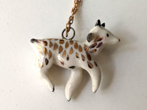 pendentif chevre porcelaine or