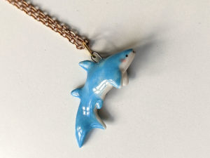 pendentif requin porcelaine