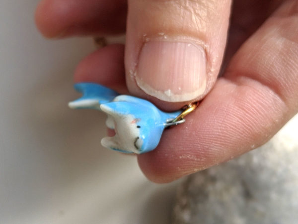 pendentif requin porcelaine