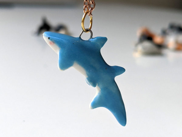 pendentif requin porcelaine