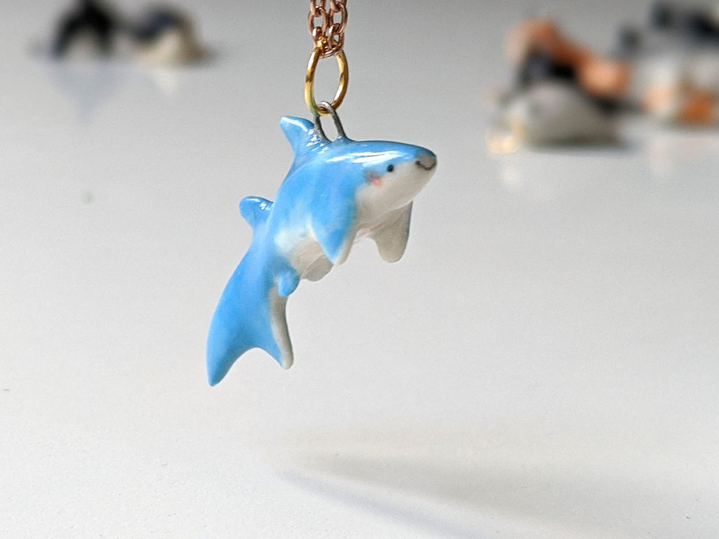 pendentif requin porcelaine