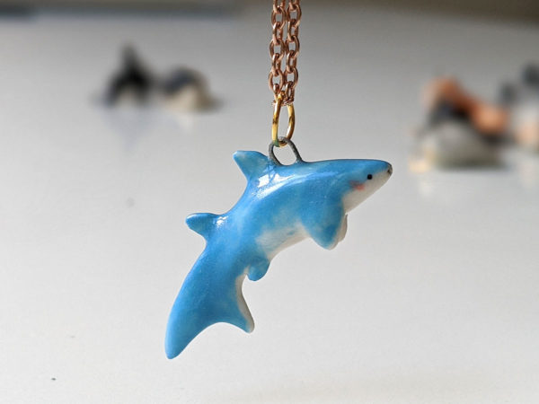 pendentif requin porcelaine