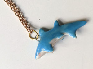 pendentif requin porcelaine