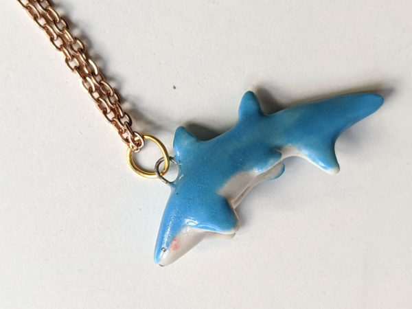 pendentif requin porcelaine