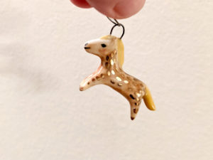 pendentif cheval doré