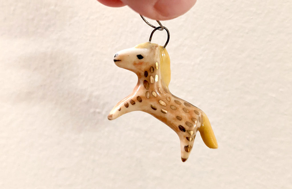 pendentif cheval doré