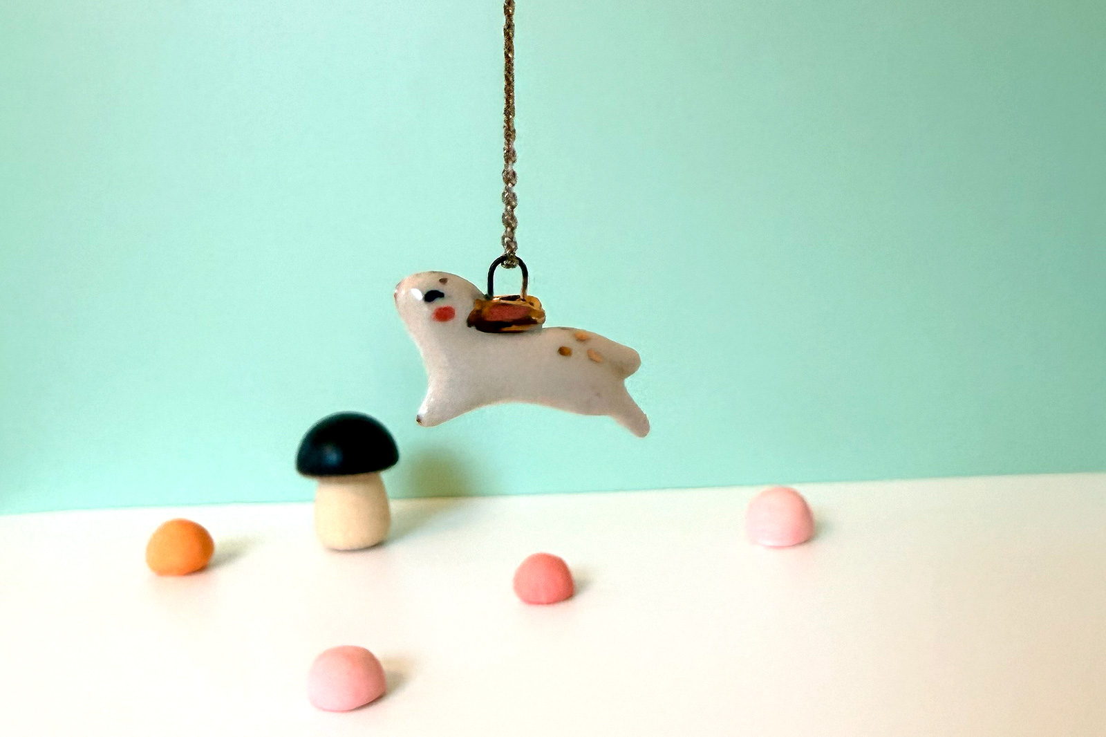 Alternative view of Pendentif - lapin blanc