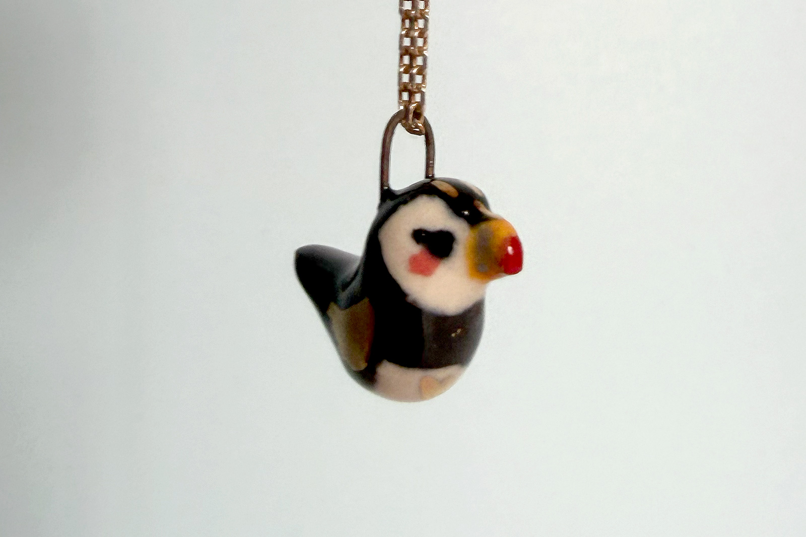 Alternative view of Pendentif Macareux - Or