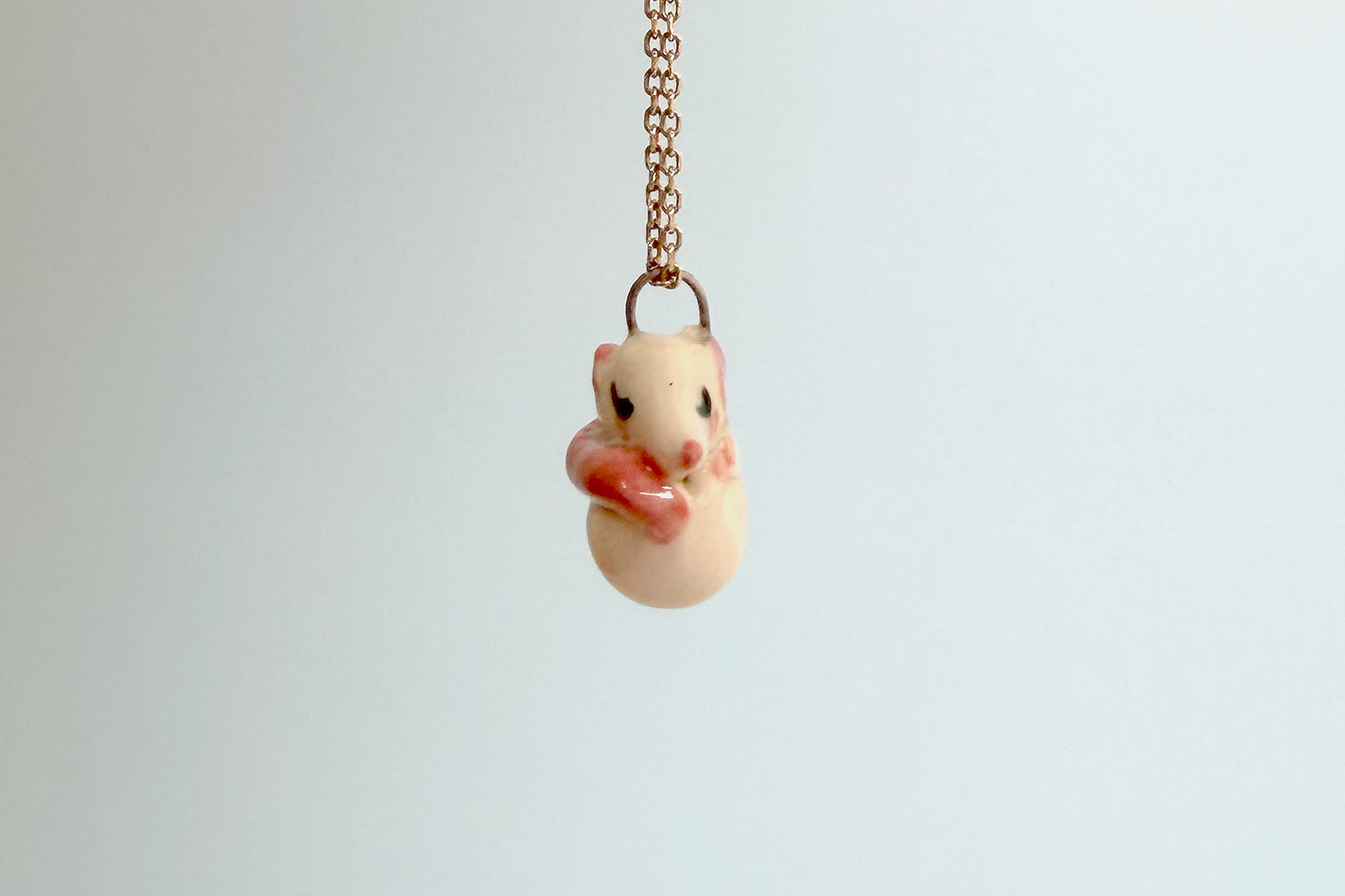 Alternative view of Pendentif - rat blanc