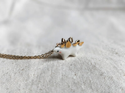 Pendentif Stégosaure doré - petit – Image 3