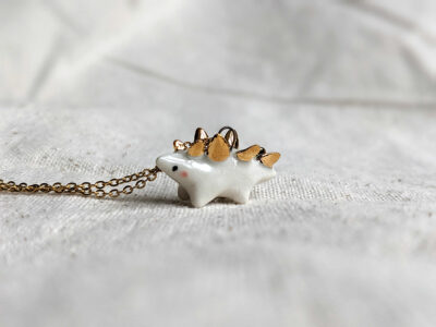Pendentif Stégosaure doré - petit – Image 4