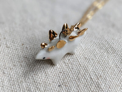 Pendentif Stégosaure doré - petit – Image 10