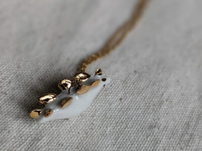 Pendentif Stégosaure doré - petit – Image 12