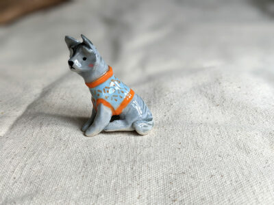 Figurine de Chien en Chandail – Image 5