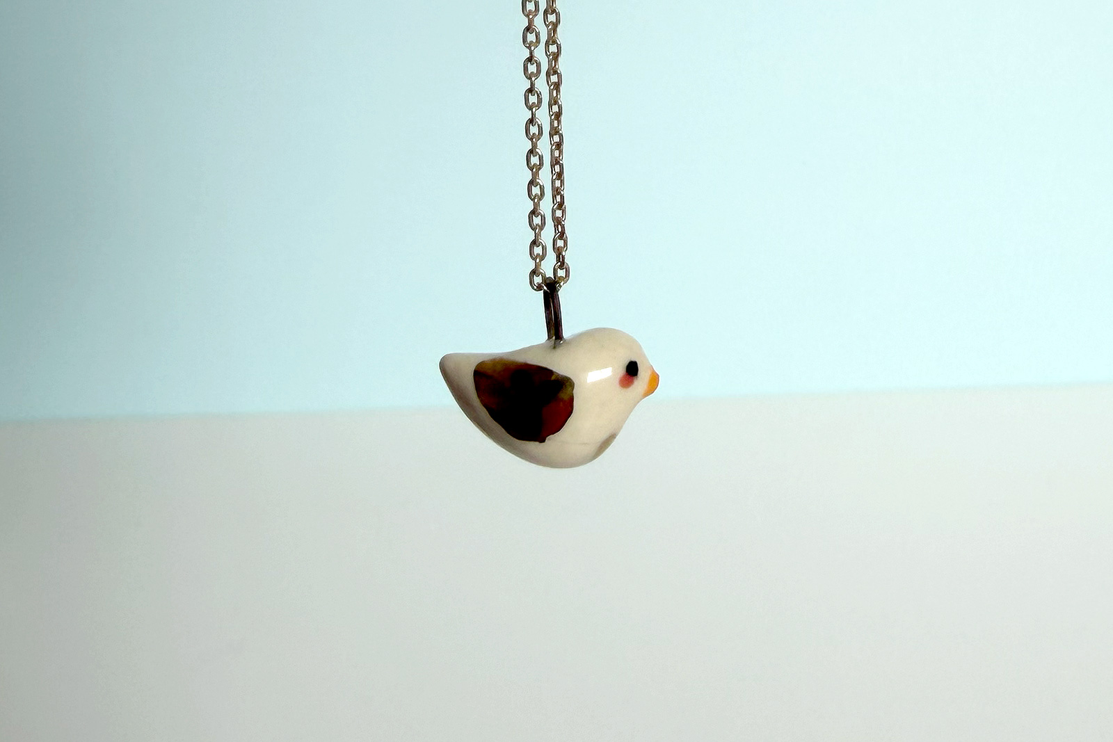 Alternative view of Pendentif petit oiseau