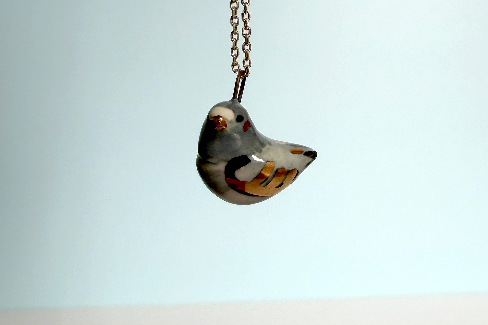 Alternative view of Pendentif Pigeon Porcelaine