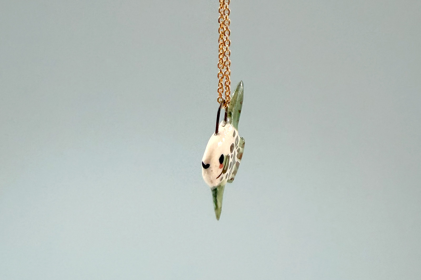 Alternative view of Pendentif Poisson Lune Porcelaine