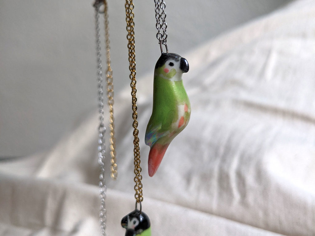 bijou personnalisé porcelaine perroquet conure