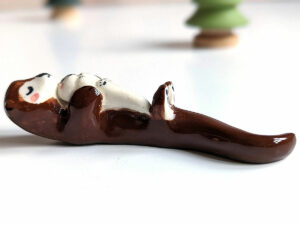 figurine otter mom and pup