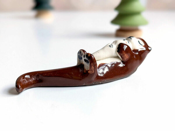 figurine otter mom and pup