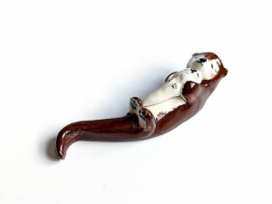 figurine otter mom and pup