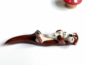 figurine otter mom and pup