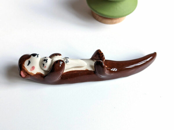 figurine otter mom and pup