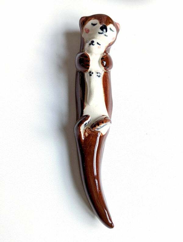 figurine otter mom and pup