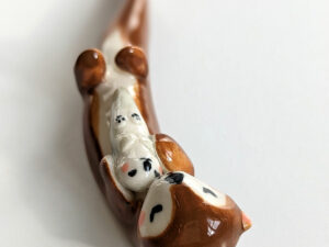 figurine otter mom and pup