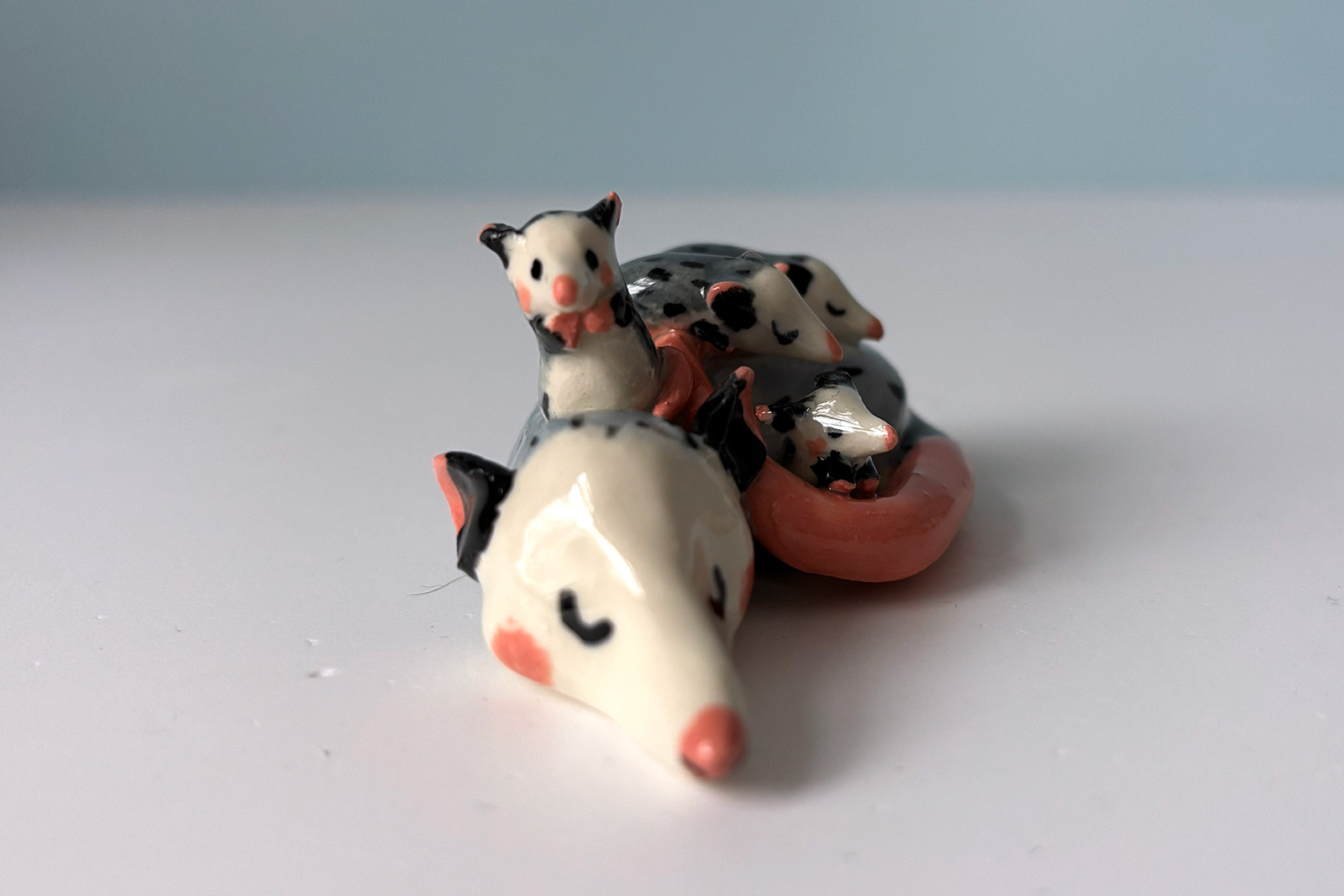 Alternative view of Figurine Porcelaine - Famille Opossum Endormie