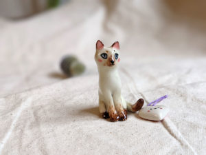 figurine chat seal point