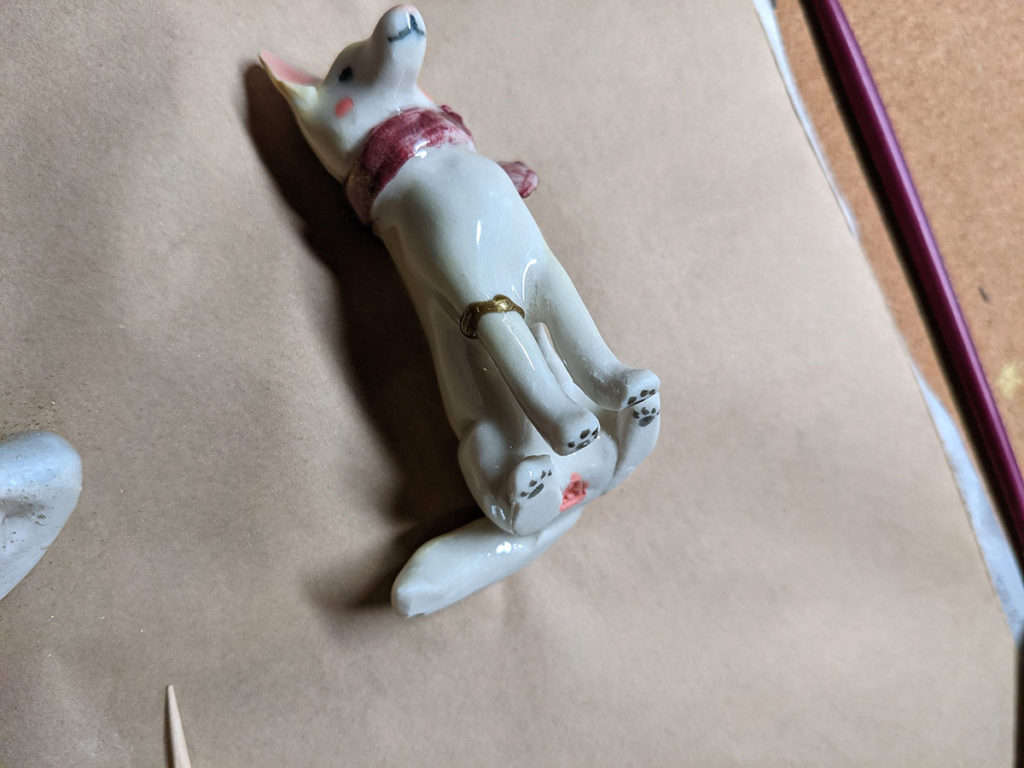 réparer une figurine porcelaine ébréchée ou fracturée avec de l'epoxy