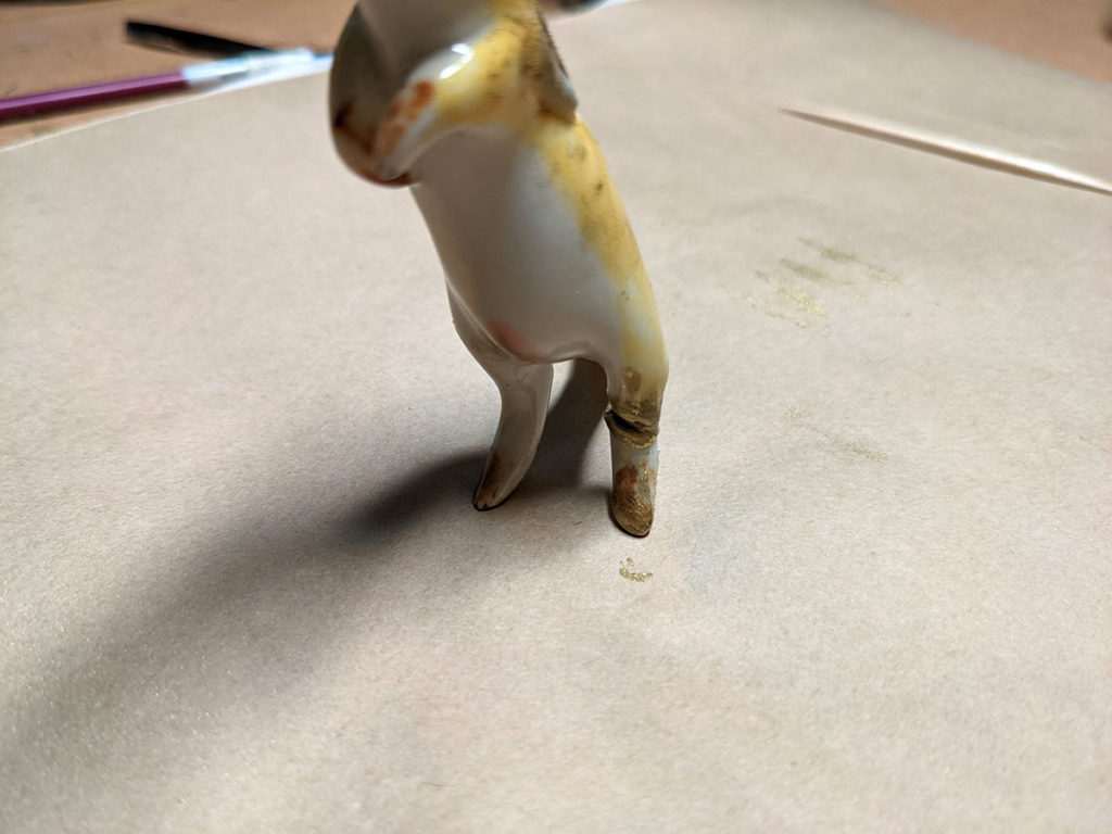 réparation d'une patte brisée sur une figurine porcelaine équilibrage