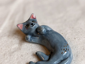 chat gris porcelaine figurine