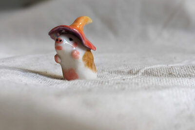 Figurine porcelaine Cochon d'Inde Sorcière – Image 3