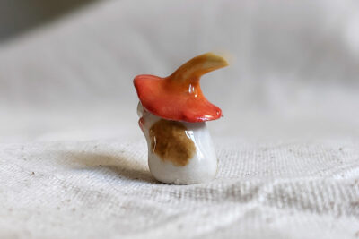 Figurine porcelaine Cochon d'Inde Sorcière – Image 2