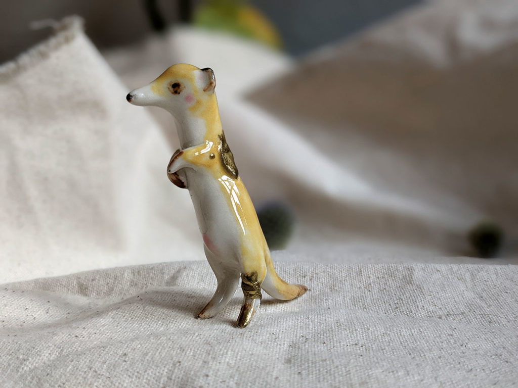 réparation d'une patte brisée sur une figurine porcelaine 