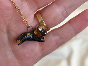 Leo Pendant porcelain gold