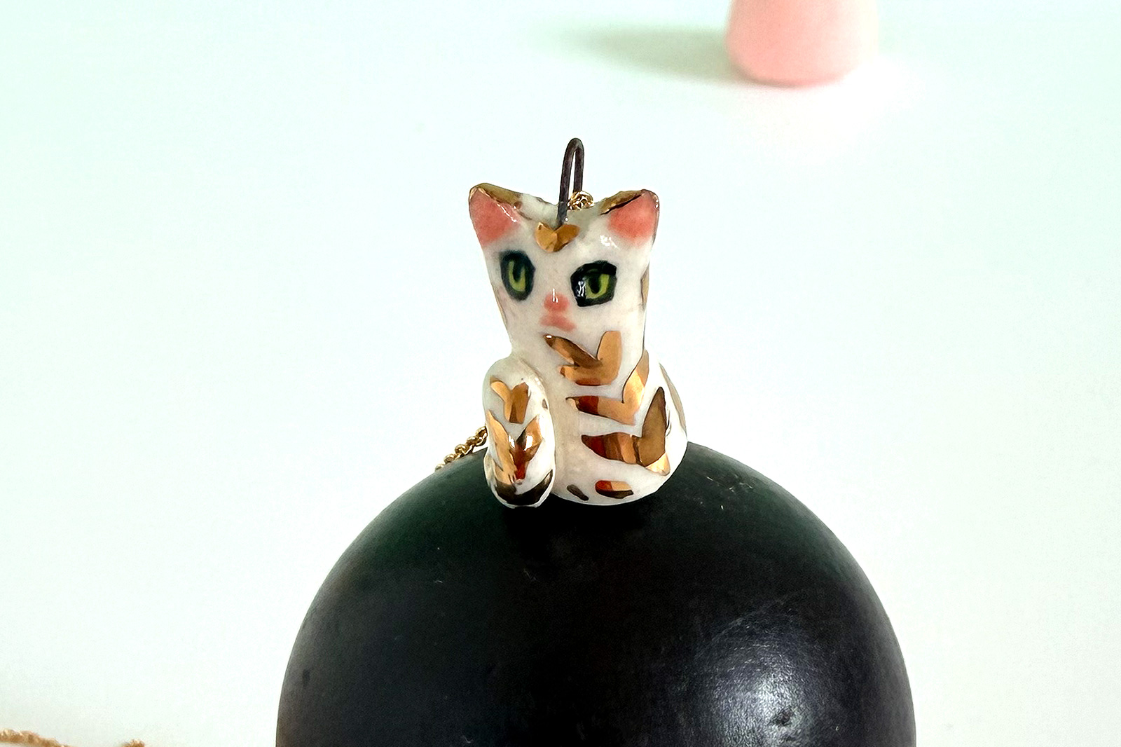 Alternative view of Pendentif Chat blanc