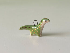 pendentif dinosaure diplodocus porcelain pendant